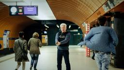 Kriminalhauptkommissar Ivo Batic (Miroslav Nemec) mit gezückter Waffe am U-Bahnhof Marienplatz.