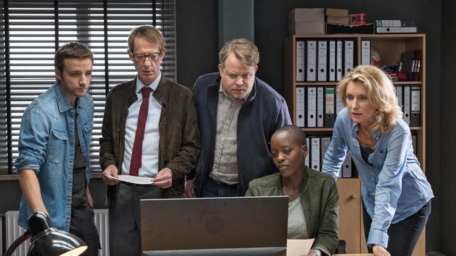 v.l.n.r: Ciaballa (Jonas Minthe), Liebig (Luc Veit), Kunkel (Roland Wolf), Anais (Florence Kasumba), Charlotte (Maria Furtwängler).