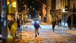 Verfolgung durchs nächtliche Freiburg: Franziska Toblers aufmerksamem Blick ist der gesuchte Zeuge (Campbell Caspary) nicht entgangen, der prompt die Flucht ergreift.