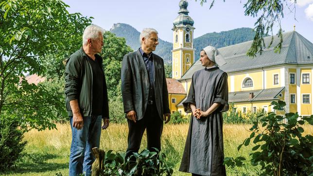 Von links: Ivo Batic (Miroslav Nemec) und Franz Leitmayr (Udo Wachveitl) verhören Schwester Antonia (Maresi Riegner). Weiteres Bildmaterial finden Sie unter www.br-foto.de.