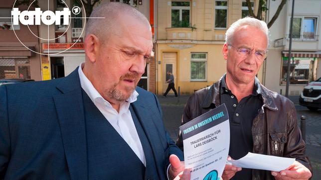 Max Ballauf und Freddy Schenk lesen, was auf den Flugblättern der "Wacht am Rhein" steht.