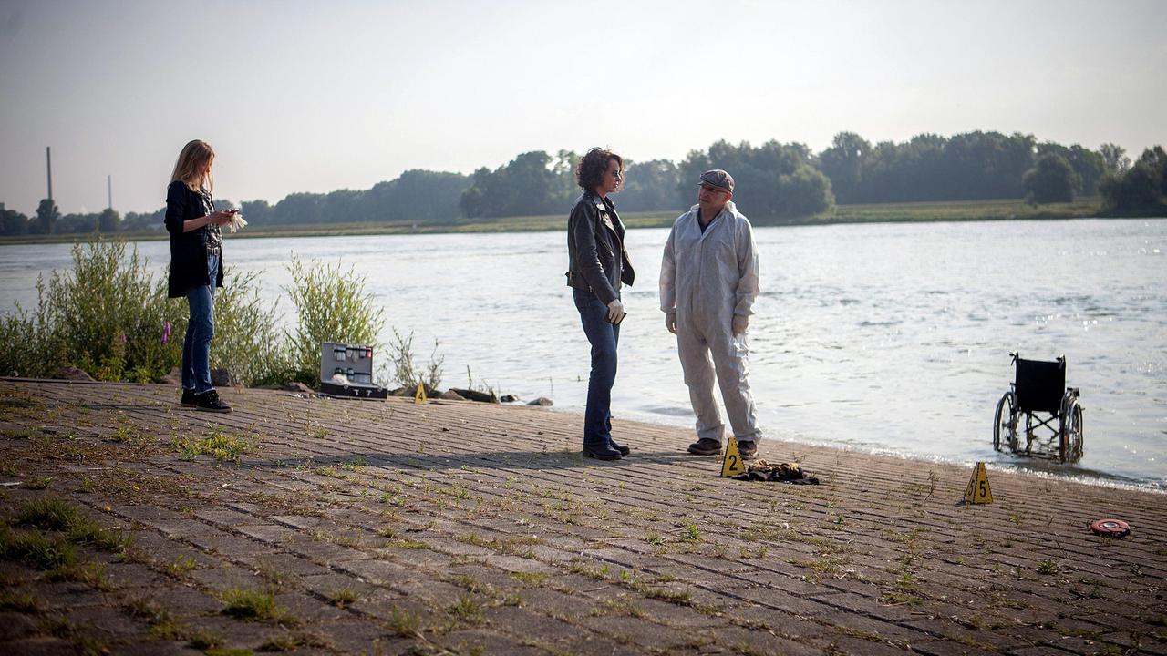 Was hat der leere Rollstuhl am Rheinufer zu bedeuten? Lena Odenthal (Ulrike Folkerts), Peter Becker (Peter Espeloer) und Johanna Stern (Lisa Bitter) haben keine Leiche, aber die Vermutung, dass es sich eher um Selbstmord als Mord handeln könnte.