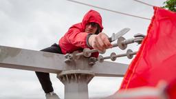 Zecke (Christopher Vantis) versucht den Fallschirm mit dem Lösegeld vom Strommast zu schneiden.