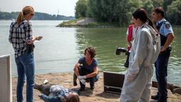 Zum zweiten Mal in kurzer Zeit sammeln Lena Odenthal (Ulrike Folkerts) und Johanna Stern (Lisa Bitter) Spuren am Rhein. Diesmal hat der Fluss die Leiche der Ärztin Marie Anzell (Jana Voosen) angeschwemmt.