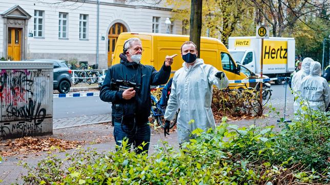 Zwangsräumung in Berlin: An einem kalten Novembermorgen muss Otto Wagner (Peter René Lüdicke) mit seiner Familie die Wohnung verlassen. Nach der Übernahme des Mietshauses durch die Ceylan Immobilien wird es Stück für Stück entmietet. Alte Verabredungen gelten nicht mehr und so sorgt die Umzugsfirma von Axel Schmiedtchen (Ingo Hülsmann) für eine schnelle, besenreine Übergabe. - Arbeitsfoto: Regisseur Norbert ter Hall (li) bei der Probe mit Mark Waschke.