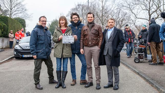 Regisseur Jens Wischnewski (Mitte) mit Kameramann Stefan Sommer (links) und den Hauptdarstellern Katharina Marie Schubert, Felix Klare (2.v.r.) und Richy Müller (rechts).