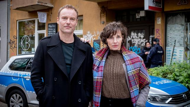 Mark Waschke und Meret Becker während der Dreharbeiten zum "Tatort: Die dritte Haut"