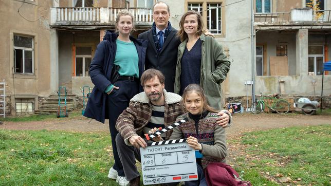 Drehstart für "Tatort: Parasomnia" (v.l.n.r.): Cornelia Gröschel (Rolle: Leonie Winkler), Wanja Mues (Rolle: Ben), Martin Brambach (Rolle: Peter Michael Schnabel), Karin Hanczewski (Rolle: Karin Gorniak) und Hannah Schiller (Rolle: Talia)