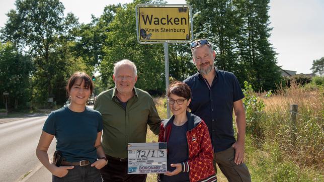 Drehstart zum "Tatort: Borowski und das unschuldige Kind von Wacken (v.l.n.r.): Almila Bagriacik, Axel Milberg, Ayse Polat (Regie) und Aljoscha Hennig (Kamera)