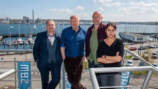 Drehstart zu "Tatort: Borowski und der Wiedergänger" (AT) (v.l.n.r.): Thomas Kügel, Axel Milberg, Andreas Kleinert (Regie), Almila Bagriacik