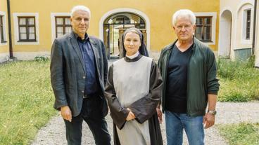 Dreharbeiten zum "Tatort: Wunder gibt es immer wieder" (AT): Udo Wachtveitl (Kriminalhauptkommissar Franz Leitmayr), Corinna Harfouch (Rolle: Schwester Barbara) und Miroslav Nemec (Kriminalhauptkommissar Ivo Batic).