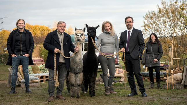 Drehstart für "Tatort: Wer du wirklich bist": Jan Kruse (Produzent), Axel Prahl (Rolle Frank Thiel), Brigitte Maria Bertele (Regie), Jan Josef Liefers (Rolle Professor Dr. Boerne), Sophie Seitz (Redaktion) (v.l.n.r.)