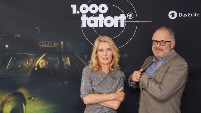 Die Schauspieler Maria Furtwängler und Axel Milberg stehen am 04.10.2016 bei einem Fototermin in Hamburg zu der 1000. "Tatort"-Folge mit dem Titel: "Taxi nach Leipzig" vor einem Tatort-Logo.