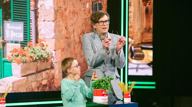 Benjamin (l) will wissen, wieso es so schwer ist, ungekochte Spaghetti in zwei Teile zu zerbrechen und holt sich die Hilfe von Ralph Caspers (r) dazu.