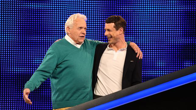 Moderator Alexander Bommes (r.) mit dem Kandidaten Joachim Schroetter (l.).