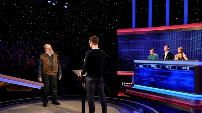 Moderator Alexander Bommes (M.) mit den Kandidaten: Horst Krämer (l.), Silke von Olnhausen (3.v.r.), Daniel Bolm (2.v.r.) und Julia Lata (r.).