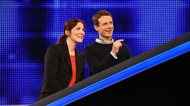 Moderator Alexander Bommes (r.) mit der Kandidatin Katja Kleideiter (l.).