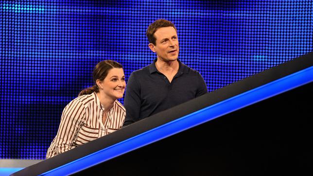 Moderator Alexander Bommes (M.) mit der Kandidatin Nadine Engel (l.).