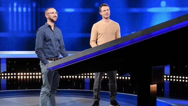 Moderator Alexander Bommes mit dem Kandidaten Fabian Hezel.