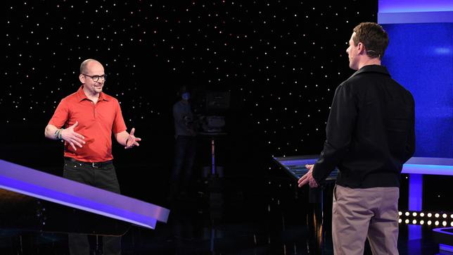 Moderator Alexander Bommes mit dem Kandidaten Gerfried Nierhaus.