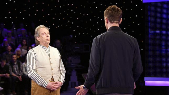 Moderator Alexander Bommes mit dem Kandidaten Jürgen Naeve.