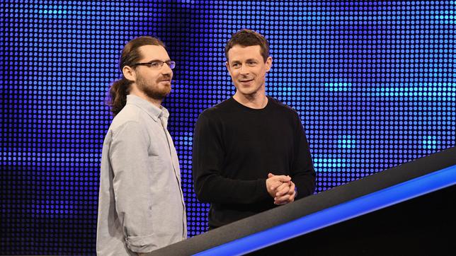 Moderator Alexander Bommes mit dem Kandidaten Michael Merkens.