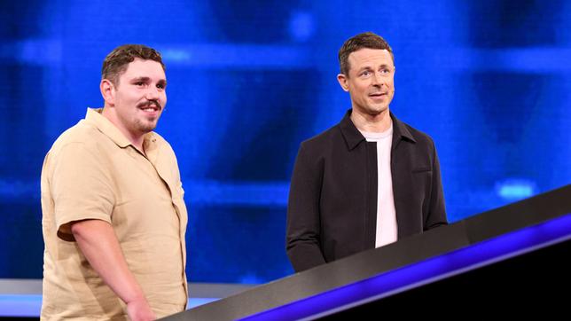 Moderator Alexander Bommes mit dem Kandidaten Stephan Schaar.