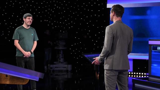 Moderator Alexander Bommes mit dem Kandidaten Sven Schaffer.