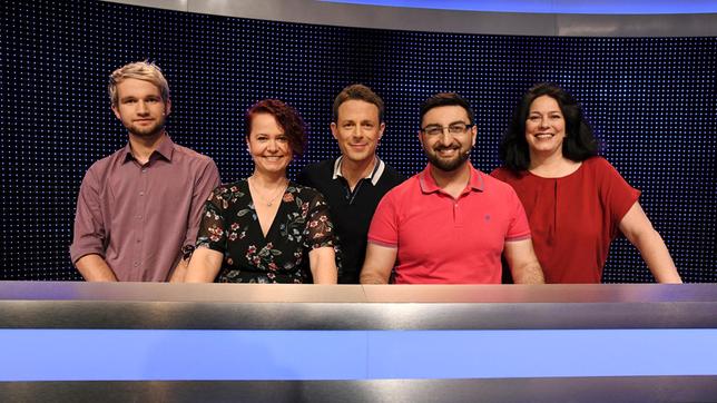 Moderator Alexander Bommes mit den Kandidaten: Lukas Günther, Astrid Benecke-Jahanbin, Farshad Tawalalli und Carla Schaudt.