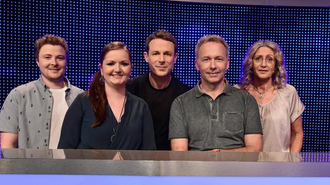 Moderator Alexander Bommes mit den Kandidaten: Mario Below, Franziska Dietz, Peter Berg und Marion Sprogis.