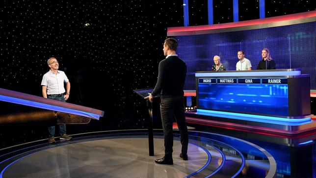 Moderator Alexander Bommes mit den Kandidaten: Rainer Kilian, Ingrid Clausmeyer, Matthias Baier und Gina Hesselhaus.