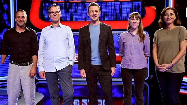 Moderator Alexander Bommes mit den Kandidaten: Rüdiger Küstner, Norbert Peters, Lilli von Rahden, Alkim Ari