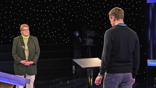 Moderator Alexander Bommes mit der Kandidatin Astrid Naujoks.