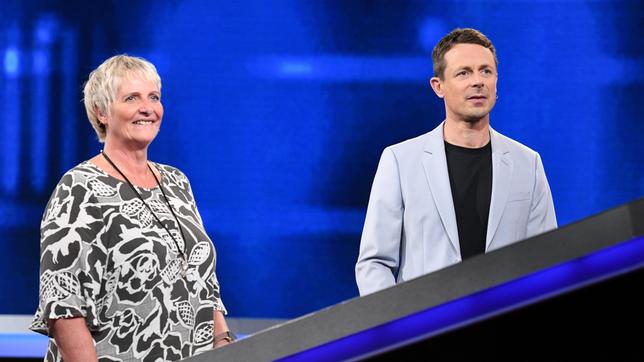 Moderator Alexander Bommes mit der Kandidatin Britta Bendixen.