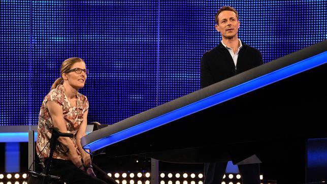 Moderator Alexander Bommes mit der Kandidatin Britta Melcher.