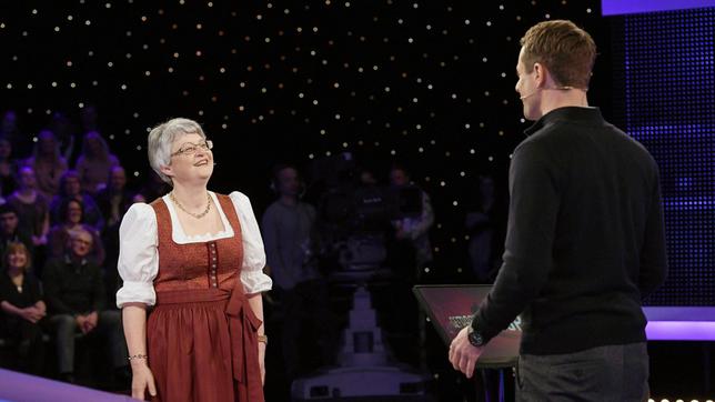 Moderator Alexander Bommes mit der Kandidatin Claudia Bayerl.