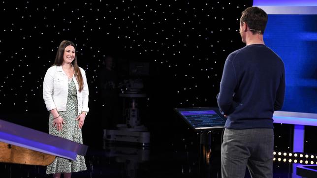 Moderator Alexander Bommes mit der Kandidatin Jennifer Wulf.