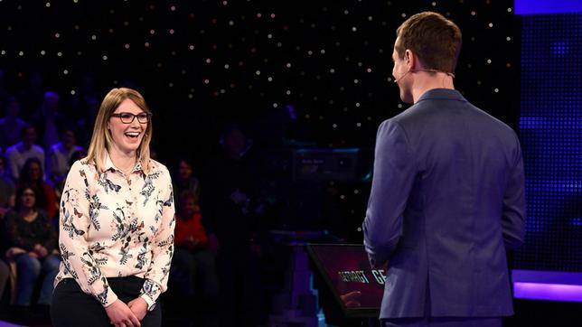 Moderator Alexander Bommes mit der Kandidatin Jessica Hahn.