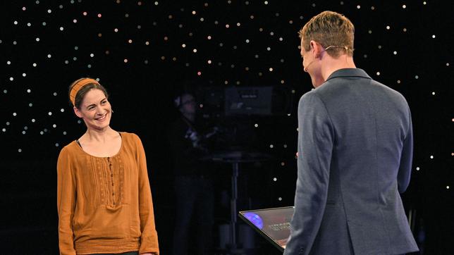 Moderator Alexander Bommes mit der Kandidatin Katrin Beckstein.