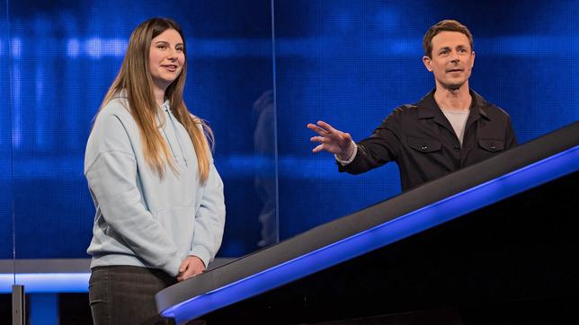 Moderator Alexander Bommes mit der Kandidatin Lara Schott.