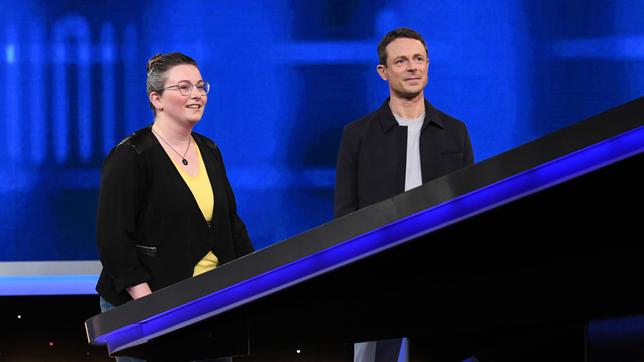 Moderator Alexander Bommes mit der Kandidatin Lynn Westenberg.