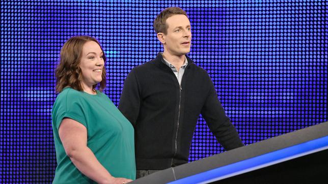 Moderator Alexander Bommes mit der Kandidatin Sandra Schwarz.