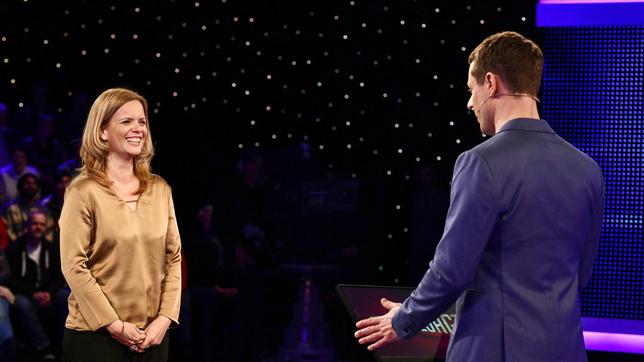 Moderator Alexander Bommes mit der Kandidatin Stefanie Hartmann.