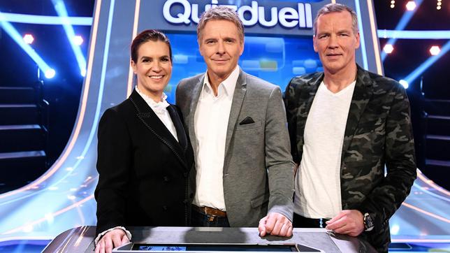 Bei Jörg Pilawa treten Prominente zu einem außergewöhnlichen Duell an. Um zu gewinnen, müssen die Stars drei superschlaue „Quizduell"-Profis schlagen. Ein Wissenswettkampf David gegen Goliath - die Stars gegen den „Quizduell-Olymp“. Es geht um Wissen und Nervenstärke, aber auch um die Einschätzung der Gegner und die Bereitschaft zu zocken. Und es geht um viel Geld. Doch Vorsicht! Im packenden Finale am Ende jeder Show heißt es für die siegreichen Kandidaten zunächst: doppelt oder halb. Eine spannende Wissensschlacht für Jung und Alt!