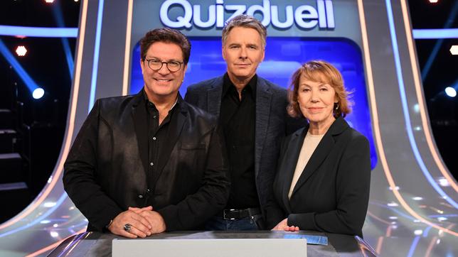 Bei Jörg Pilawa treten freitags um 18:50 Uhr Prominente zu einem außergewöhnlichen Duell an. Um zu gewinnen, müssen die Stars in sechs Runden drei superschlaue „Quizduell"-Profis schlagen. Ein Wissenswettkampf David gegen Goliath - die Stars gegen den „Quizduell-Olymp“. Es geht um Wissen und Nervenstärke, aber auch um die Einschätzung der Gegner und die Bereitschaft zu zocken. Und es geht um viel Geld. Doch Vorsicht! Im packenden Finale am Ende jeder Show heißt es für die siegreichen Kandidaten zunächst: doppelt oder halb. Eine spannende Wissensschlacht für Jung und Alt!