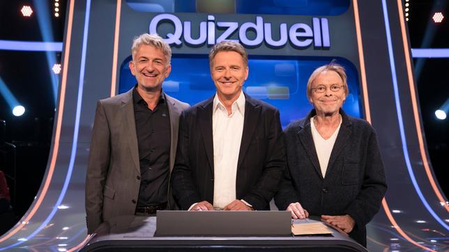 Bei Jörg Pilawa treten Prominente zu einem außergewöhnlichen Duell an. Um zu gewinnen, müssen die Stars drei superschlaue "Quizduell"-Profis schlagen.