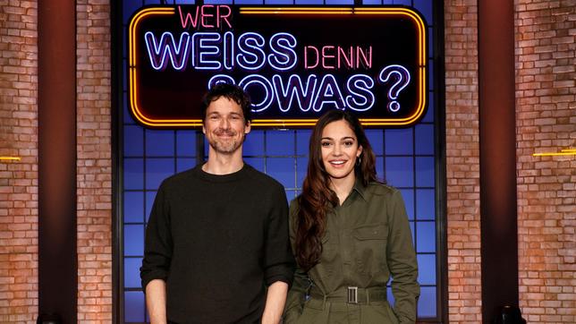 Als Kandidat:innen zu Gast bei "Wer weiß denn sowas?": Der Schauspieler Florian David Fitz und die Schauspielerin Nilam Farooq.