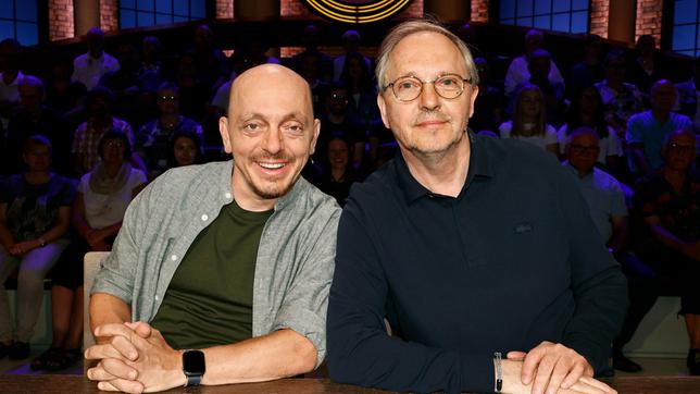 Ein starkes Team: Rateteam-Kapitäne Bernhard Hoëcker und der Schauspieler, Komiker und Musiker Olli Dittrich.