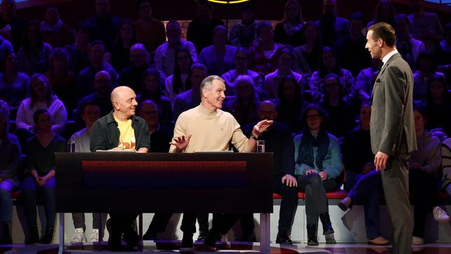 Moderator Kai Pflaume mit Rateteam-Kapitän Bernhard Hoëcker und dem ehemaligen Boxer Henry Maske.