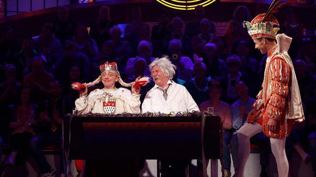 Moderator Kai Pflaume mit Rateteam-Kapitän Bernhard Hoëcker und dem Musiker und Ex-Frontmann der Kölner Band "Höhner", Henning Krautmacher.